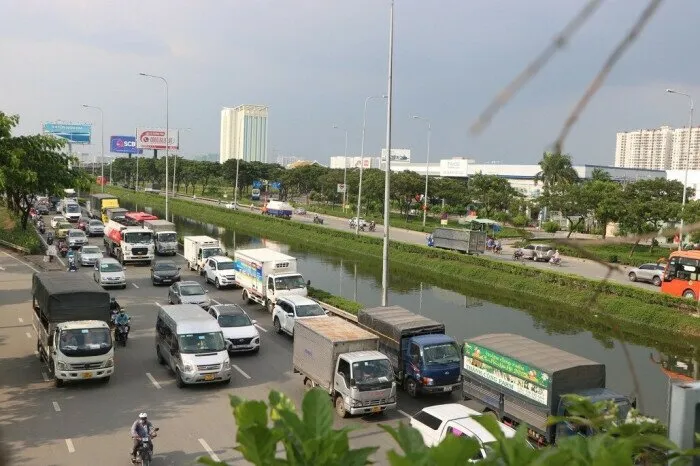 Nghỉ lễ 2/9, người dân đổ về các cửa ngõ TP Hồ Chí Minh - Ảnh 1. Nghỉ lễ 2/9, người dân đổ về các cửa ngõ TP Hồ Chí Minh - Ảnh 1.