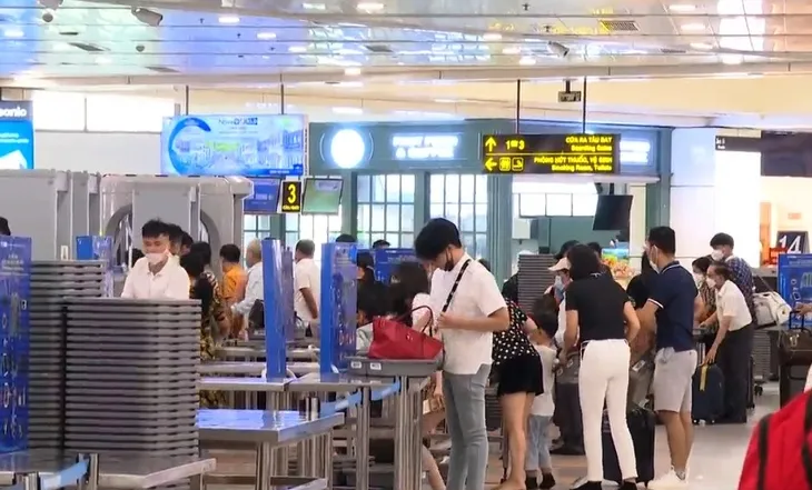 Ngày đầu nghỉ lễ 2/9: Sân bay Nội Bài không bị quá tải dù lượng khách tăng - Ảnh 1. Ngày đầu nghỉ lễ 2/9: Sân bay Nội Bài không bị quá tải dù lượng khách tăng - Ảnh 1.