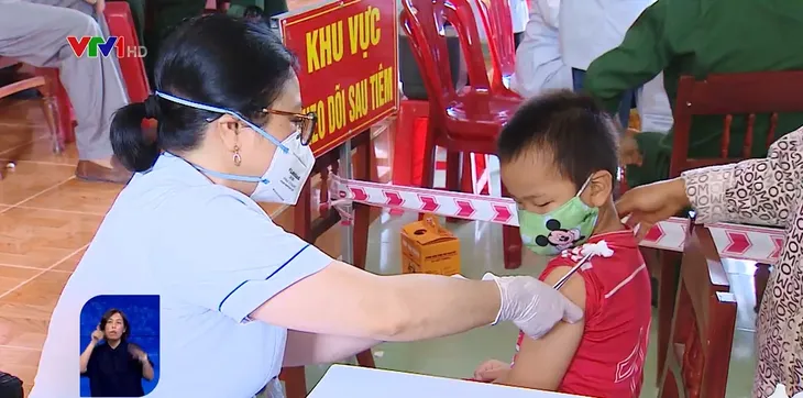 Số trẻ được tiêm phòng vaccine phòng COVID-19 tăng cao - Ảnh 1. Số trẻ được tiêm phòng vaccine phòng COVID-19 tăng cao - Ảnh 1.