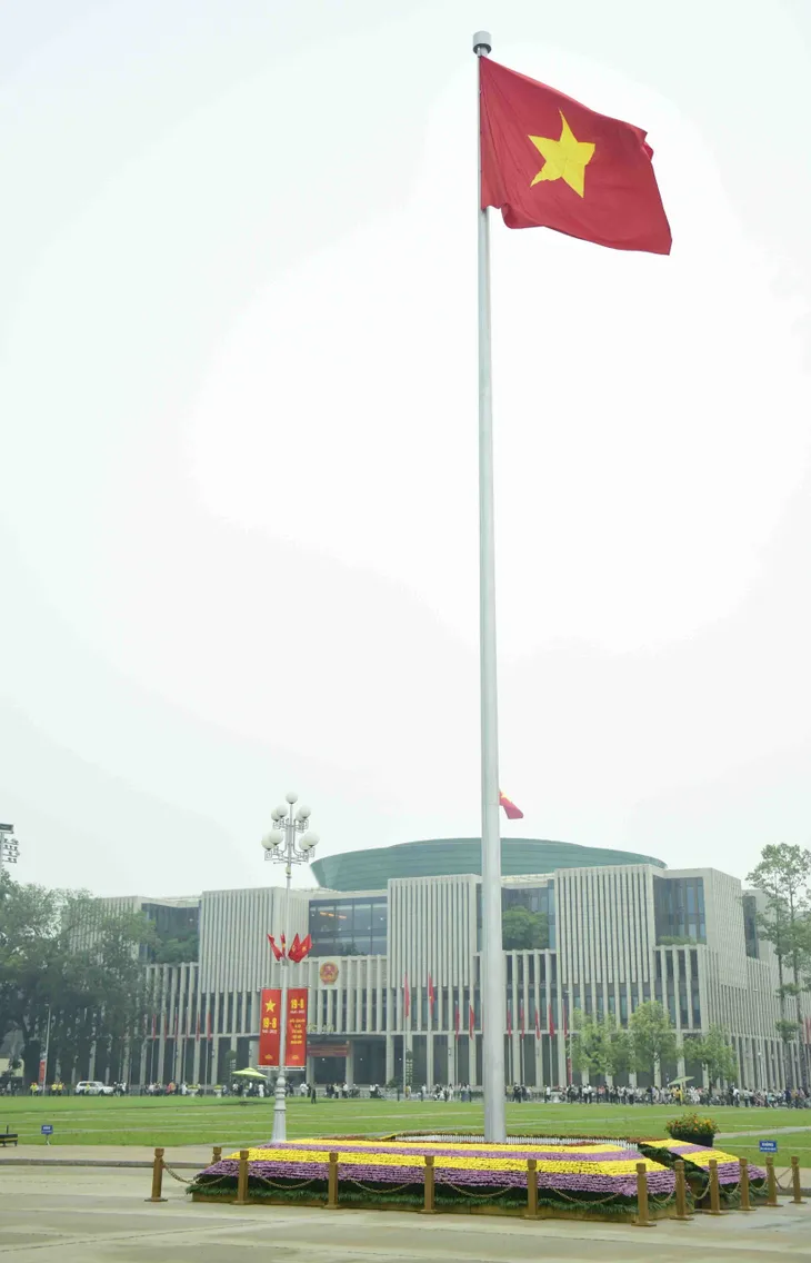 Lễ thượng cờ mừng Quốc khánh ở Lăng Chủ tịch Hồ Chí Minh - Ảnh 8. Lễ thượng cờ mừng Quốc khánh ở Lăng Chủ tịch Hồ Chí Minh - Ảnh 8.