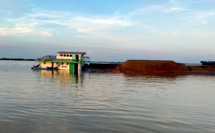 Cứu hộ thành công ba nạn nhân vụ chìm tàu trên sông Soài Rạp - Ảnh 2.