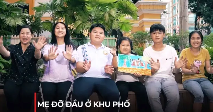 Từ hàng xóm thành mẹ đỡ đầu 6 đứa trẻ mồ côi vì COVID-19 - Ảnh 1. Từ hàng xóm thành mẹ đỡ đầu 6 đứa trẻ mồ côi vì COVID-19 - Ảnh 1.