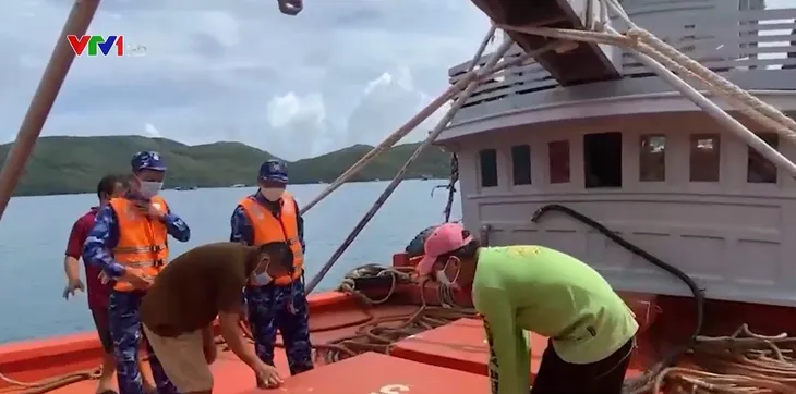 Ngăn chặn tàu cá buôn lậu dầu - Ảnh 1. Ngăn chặn tàu cá buôn lậu dầu - Ảnh 1.