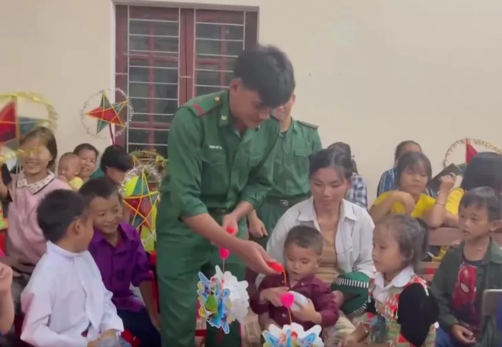 Bộ đội Biên phòng mang Tết Trung thu đến với trẻ em nghèo biên giới - Ảnh 1. Bộ đội Biên phòng mang Tết Trung thu đến với trẻ em nghèo biên giới - Ảnh 1.