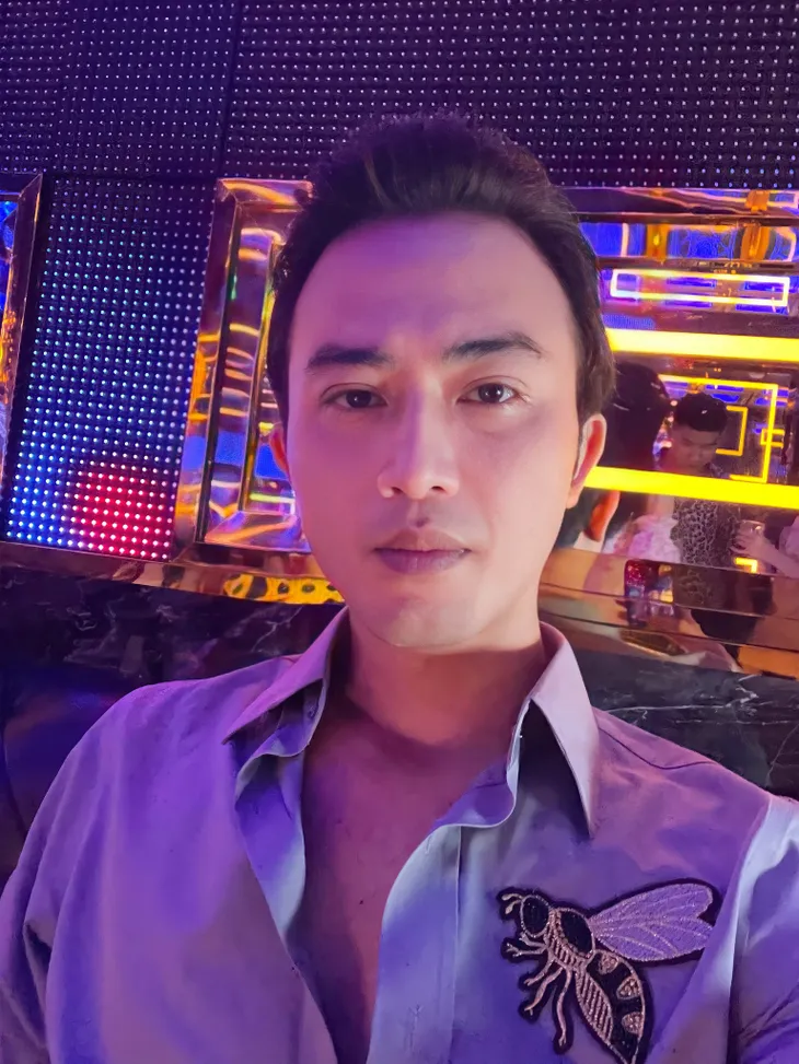 Doãn Quốc Đam lạ mắt với tạo hình trong phim mới - Ảnh 3. Doãn Quốc Đam lạ mắt với tạo hình trong phim mới - Ảnh 3.