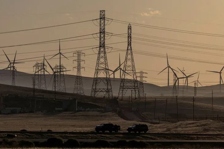 Bão nhiệt đới Kay đe dọa thổi bùng đám cháy rừng ở California - Ảnh 1. Bão nhiệt đới Kay đe dọa thổi bùng đám cháy rừng ở California - Ảnh 1.