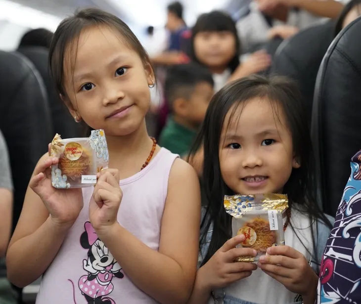 Chị Hằng Huỳnh Nguyễn Mai Phương bất ngờ vui Tết Trung thu trên chuyến bay Vietjet - Ảnh 10. Chị Hằng Huỳnh Nguyễn Mai Phương bất ngờ vui Tết Trung thu trên chuyến bay Vietjet - Ảnh 10.
