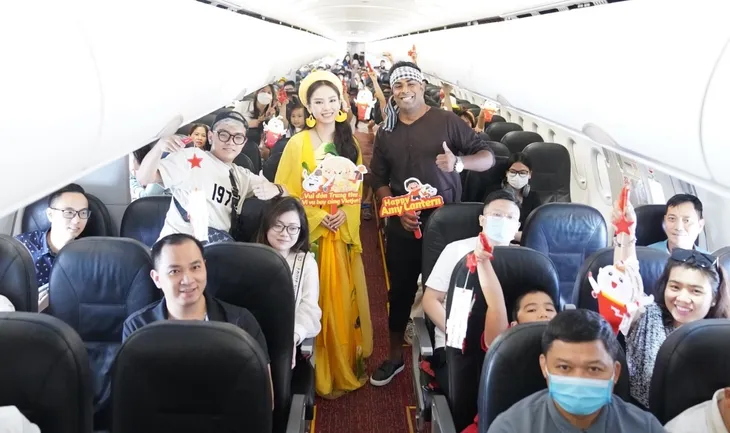 Chị Hằng Huỳnh Nguyễn Mai Phương bất ngờ vui Tết Trung thu trên chuyến bay Vietjet - Ảnh 14. Chị Hằng Huỳnh Nguyễn Mai Phương bất ngờ vui Tết Trung thu trên chuyến bay Vietjet - Ảnh 14.