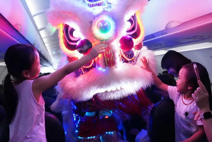 Chị Hằng Huỳnh Nguyễn Mai Phương bất ngờ vui Tết Trung thu trên chuyến bay Vietjet - Ảnh 2. Chị Hằng Huỳnh Nguyễn Mai Phương bất ngờ vui Tết Trung thu trên chuyến bay Vietjet - Ảnh 2.