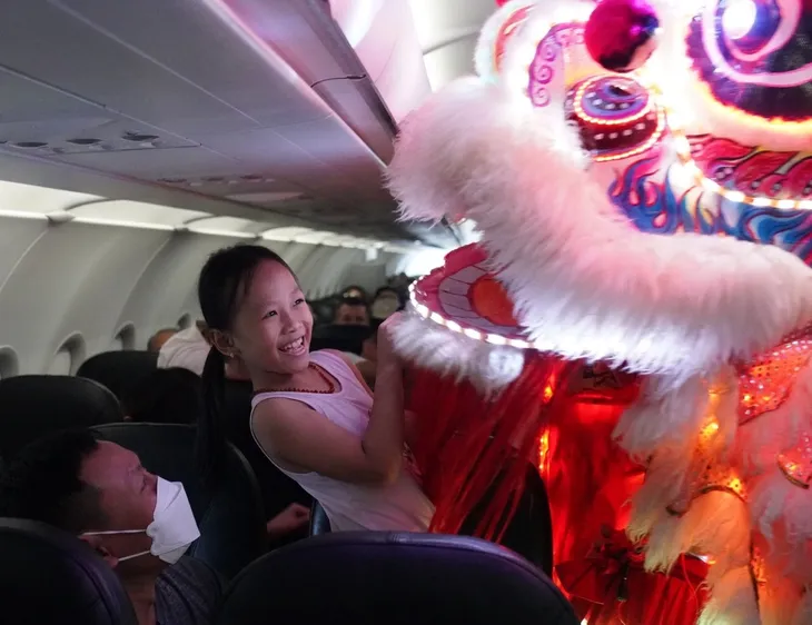 Chị Hằng Huỳnh Nguyễn Mai Phương bất ngờ vui Tết Trung thu trên chuyến bay Vietjet - Ảnh 3. Chị Hằng Huỳnh Nguyễn Mai Phương bất ngờ vui Tết Trung thu trên chuyến bay Vietjet - Ảnh 3.