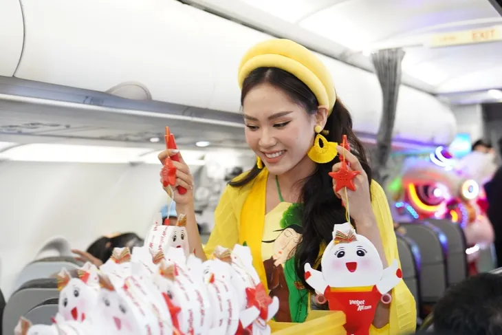 Chị Hằng Huỳnh Nguyễn Mai Phương bất ngờ vui Tết Trung thu trên chuyến bay Vietjet - Ảnh 4. Chị Hằng Huỳnh Nguyễn Mai Phương bất ngờ vui Tết Trung thu trên chuyến bay Vietjet - Ảnh 4.