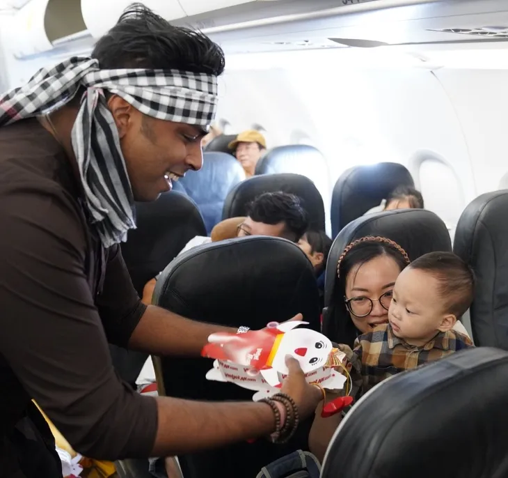 Chị Hằng Huỳnh Nguyễn Mai Phương bất ngờ vui Tết Trung thu trên chuyến bay Vietjet - Ảnh 6. Chị Hằng Huỳnh Nguyễn Mai Phương bất ngờ vui Tết Trung thu trên chuyến bay Vietjet - Ảnh 6.