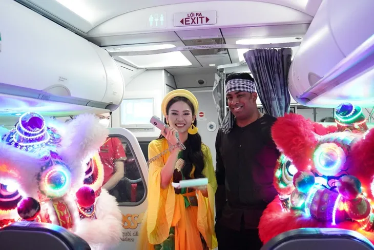 Chị Hằng Huỳnh Nguyễn Mai Phương bất ngờ vui Tết Trung thu trên chuyến bay Vietjet - Ảnh 7. Chị Hằng Huỳnh Nguyễn Mai Phương bất ngờ vui Tết Trung thu trên chuyến bay Vietjet - Ảnh 7.
