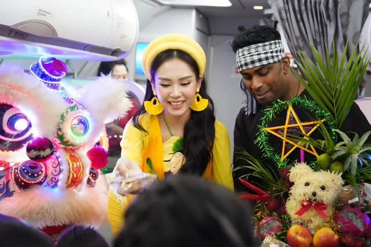 Chị Hằng Huỳnh Nguyễn Mai Phương bất ngờ vui Tết Trung thu trên chuyến bay Vietjet - Ảnh 8. Chị Hằng Huỳnh Nguyễn Mai Phương bất ngờ vui Tết Trung thu trên chuyến bay Vietjet - Ảnh 8.