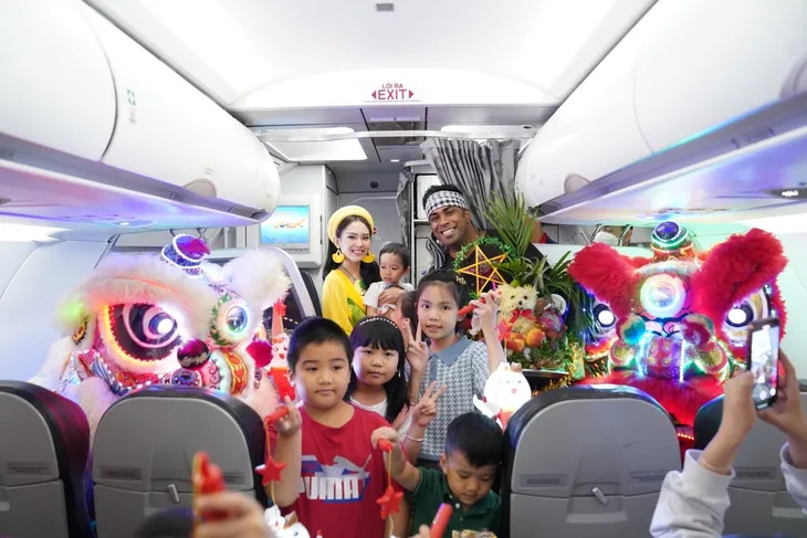 Chị Hằng Huỳnh Nguyễn Mai Phương bất ngờ vui Tết Trung thu trên chuyến bay Vietjet - Ảnh 9. Chị Hằng Huỳnh Nguyễn Mai Phương bất ngờ vui Tết Trung thu trên chuyến bay Vietjet - Ảnh 9.