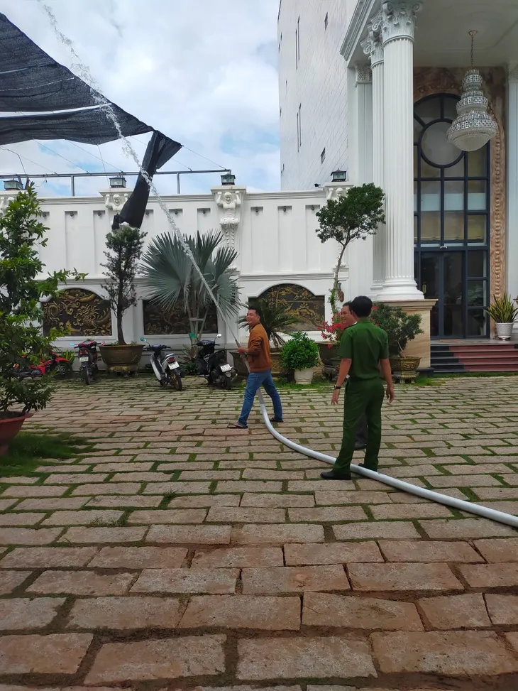 Ngày đầu ra quân, 24 cơ sở karaoke ở Bình Dương bị xử phạt - Ảnh 2. Ngày đầu ra quân, 24 cơ sở karaoke ở Bình Dương bị xử phạt - Ảnh 2.