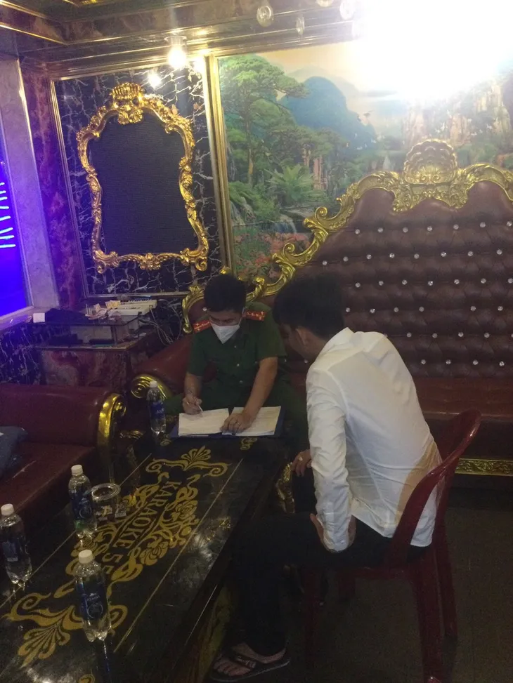 Ngày đầu ra quân, 24 cơ sở karaoke ở Bình Dương bị xử phạt - Ảnh 5. Ngày đầu ra quân, 24 cơ sở karaoke ở Bình Dương bị xử phạt - Ảnh 5.