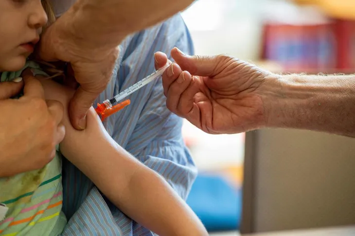 Canada phê duyệt vaccine COVID-19 cho trẻ từ 6 tháng đến 4 tuổi - Ảnh 1. Canada phê duyệt vaccine COVID-19 cho trẻ từ 6 tháng đến 4 tuổi - Ảnh 1.