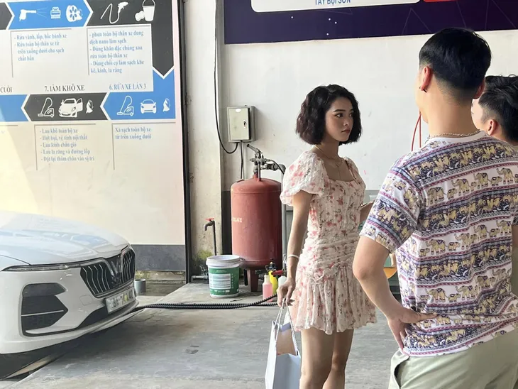 Ga-ra hạnh phúc: Cô gái xinh đẹp là tình địch của Sơn Ca? - Ảnh 2. Ga-ra hạnh phúc: Cô gái xinh đẹp là tình địch của Sơn Ca? - Ảnh 2.