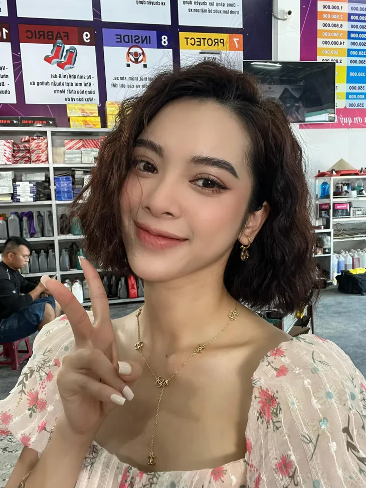 Ga-ra hạnh phúc: Cô gái xinh đẹp là tình địch của Sơn Ca? - Ảnh 1. Ga-ra hạnh phúc: Cô gái xinh đẹp là tình địch của Sơn Ca? - Ảnh 1.