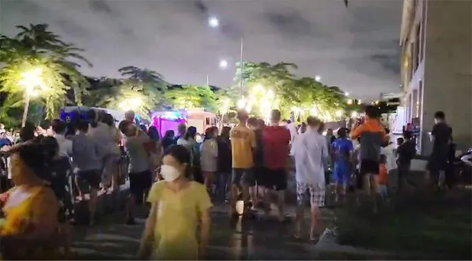 TP Hồ Chí Minh: Cháy căn hộ chung cư, người dân tháo chạy trong đêm - Ảnh 2. TP Hồ Chí Minh: Cháy căn hộ chung cư, người dân tháo chạy trong đêm - Ảnh 2.