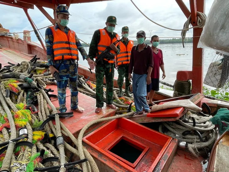 Hải đoàn 28: Bắt giữ tàu chở khoảng 16.000 lít dầu DO không nguồn gốc - Ảnh 2. Hải đoàn 28: Bắt giữ tàu chở khoảng 16.000 lít dầu DO không nguồn gốc - Ảnh 2.