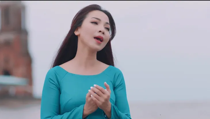 Quách Thu Phương vào vai người mẹ lam lũ trong MV mới của ca sỹ Khánh Loan - Ảnh 1. Quách Thu Phương vào vai người mẹ lam lũ trong MV mới của ca sỹ Khánh Loan - Ảnh 1.
