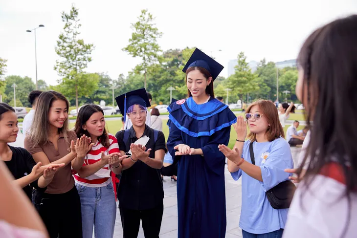 Hoa hậu Lương Thuỳ Linh rạng rỡ nhận bằng tốt nghiệp xuất sắc - Ảnh 3. Hoa hậu Lương Thuỳ Linh rạng rỡ nhận bằng tốt nghiệp xuất sắc - Ảnh 3.
