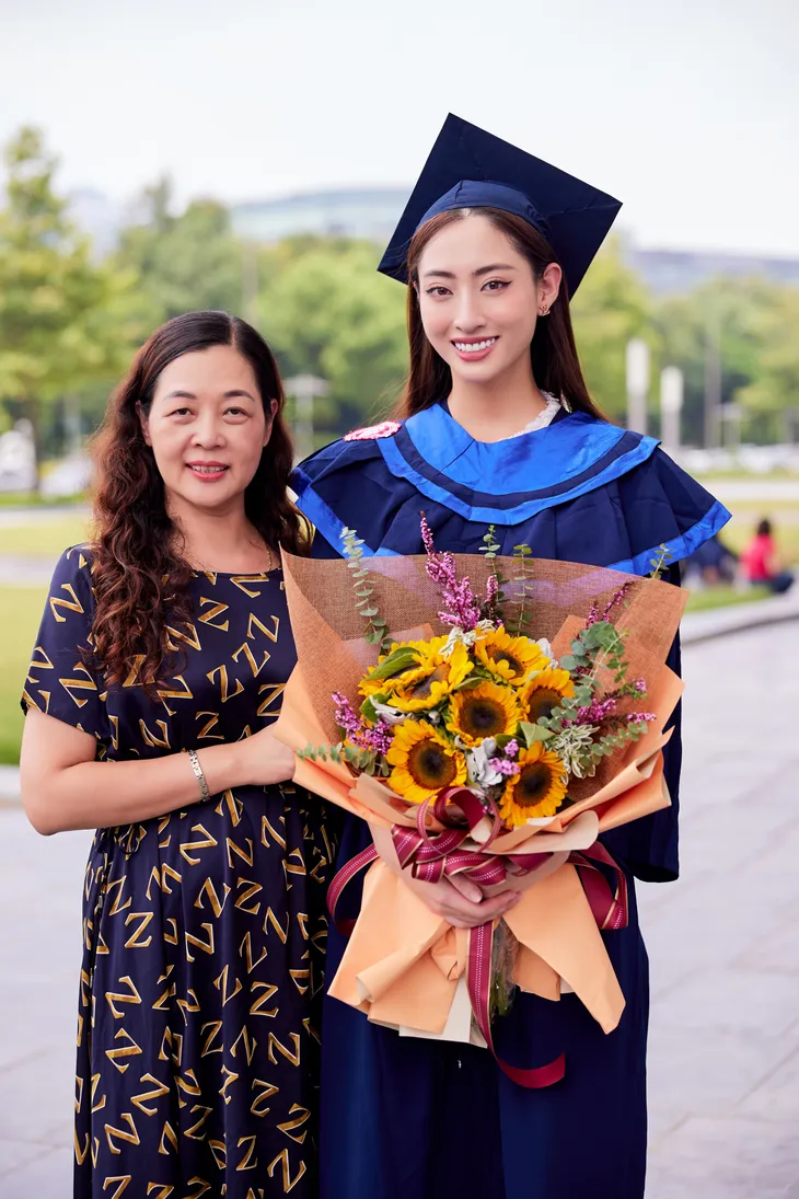 Hoa hậu Lương Thuỳ Linh rạng rỡ nhận bằng tốt nghiệp xuất sắc - Ảnh 4. Hoa hậu Lương Thuỳ Linh rạng rỡ nhận bằng tốt nghiệp xuất sắc - Ảnh 4.
