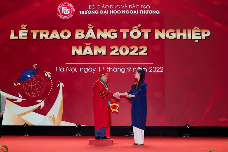 Hoa hậu Lương Thuỳ Linh rạng rỡ nhận bằng tốt nghiệp xuất sắc - Ảnh 1. Hoa hậu Lương Thuỳ Linh rạng rỡ nhận bằng tốt nghiệp xuất sắc - Ảnh 1.