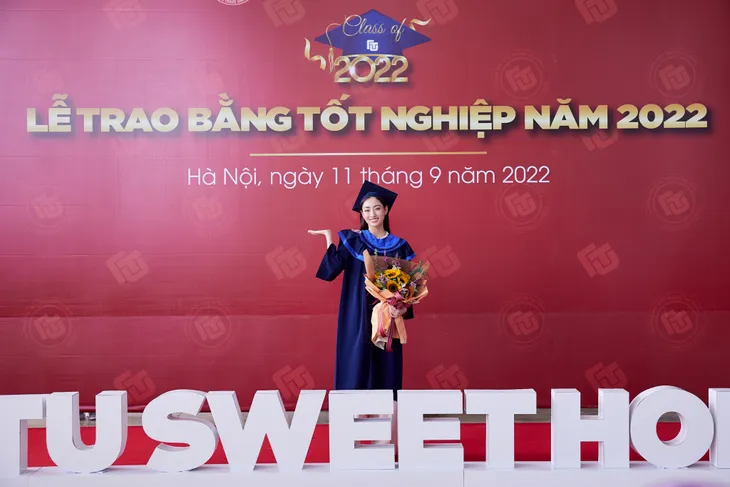 Hoa hậu Lương Thuỳ Linh rạng rỡ nhận bằng tốt nghiệp xuất sắc - Ảnh 2. Hoa hậu Lương Thuỳ Linh rạng rỡ nhận bằng tốt nghiệp xuất sắc - Ảnh 2.