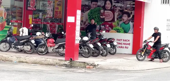 Truy bắt kẻ cướp tiền tại cửa hàng tiện lợi ở TP Hồ Chí Minh - Ảnh 1. Truy bắt kẻ cướp tiền tại cửa hàng tiện lợi ở TP Hồ Chí Minh - Ảnh 1.