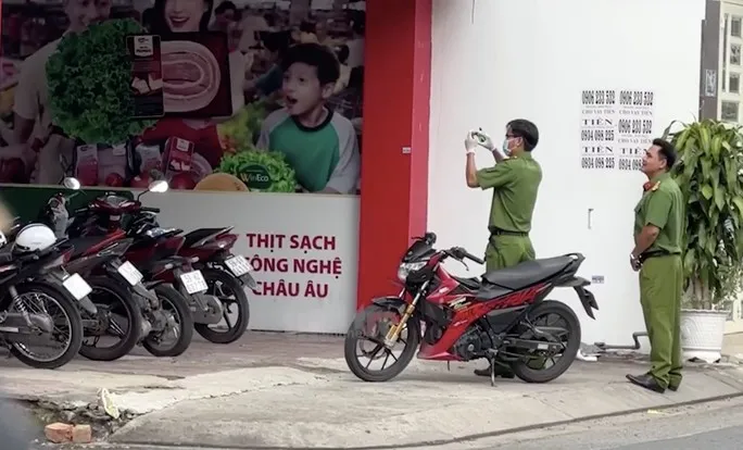 Truy bắt kẻ cướp tiền tại cửa hàng tiện lợi ở TP Hồ Chí Minh - Ảnh 2. Truy bắt kẻ cướp tiền tại cửa hàng tiện lợi ở TP Hồ Chí Minh - Ảnh 2.