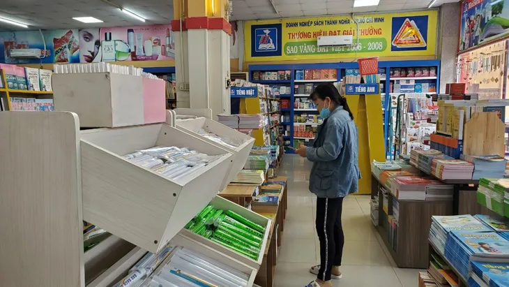 Phụ huynh ‘nháo nhào’ vì không mua đủ sách giáo khoa cho con - Ảnh 1. Phụ huynh ‘nháo nhào’ vì không mua đủ sách giáo khoa cho con - Ảnh 1.