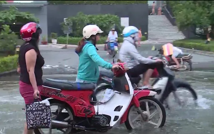 TP Hồ Chí Minh: Triều cường sớm, dâng cao gây ngập nhiều tuyến đường - Ảnh 1. TP Hồ Chí Minh: Triều cường sớm, dâng cao gây ngập nhiều tuyến đường - Ảnh 1.