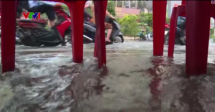 TP Hồ Chí Minh: Triều cường sớm, dâng cao gây ngập nhiều tuyến đường - Ảnh 2. TP Hồ Chí Minh: Triều cường sớm, dâng cao gây ngập nhiều tuyến đường - Ảnh 2.