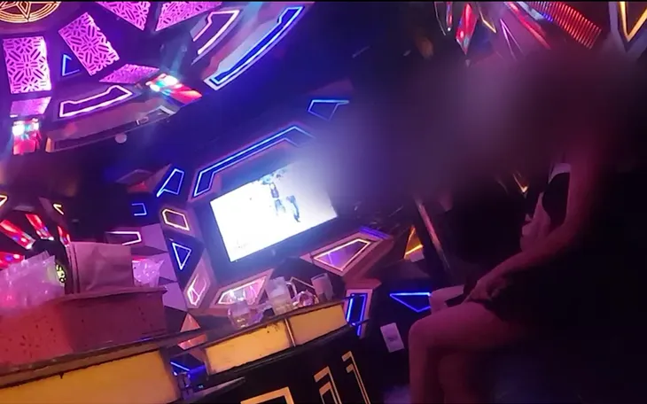 Bị tạm đình chỉ hoạt động, nhiều quán karaoke vẫn mở chui thâu đêm suốt sáng - Ảnh 4. Bị tạm đình chỉ hoạt động, nhiều quán karaoke vẫn mở chui thâu đêm suốt sáng - Ảnh 4.
