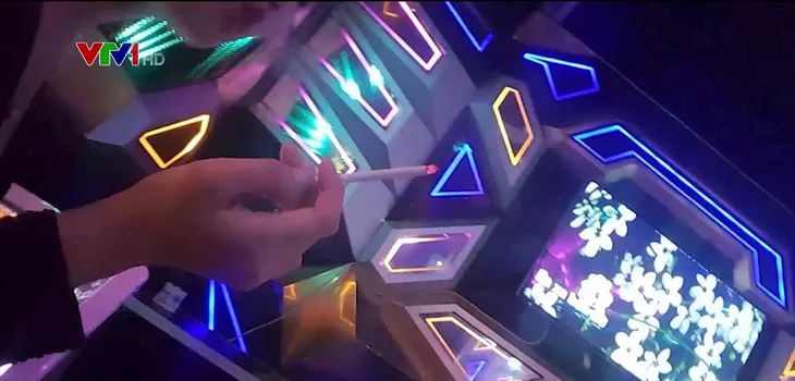 Bị tạm đình chỉ hoạt động, nhiều quán karaoke vẫn mở chui thâu đêm suốt sáng - Ảnh 5. Bị tạm đình chỉ hoạt động, nhiều quán karaoke vẫn mở chui thâu đêm suốt sáng - Ảnh 5.