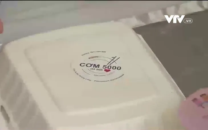 Ấm lòng những suất cơm 5.000 đồng hỗ trợ bệnh nhân ở Hà Nội - Ảnh 1. Ấm lòng những suất cơm 5.000 đồng hỗ trợ bệnh nhân ở Hà Nội - Ảnh 1.