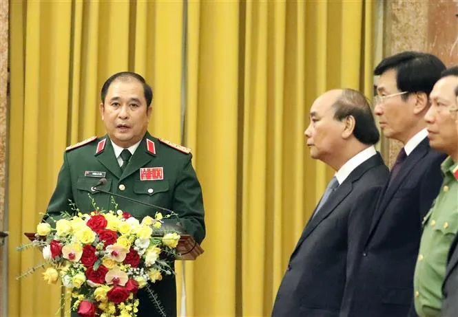 Phó Tổng Tham mưu trưởng Phùng Sĩ Tấn được thăng quân hàm - Ảnh 2. Phó Tổng Tham mưu trưởng Phùng Sĩ Tấn được thăng quân hàm - Ảnh 2.