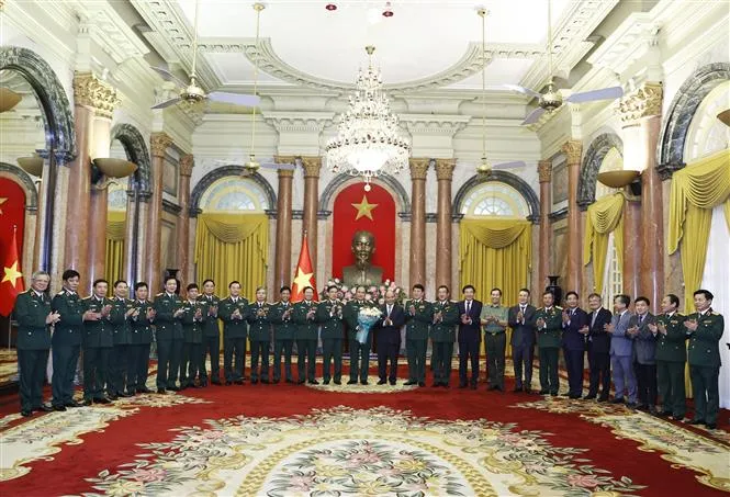 Phó Tổng Tham mưu trưởng Phùng Sĩ Tấn được thăng quân hàm - Ảnh 3. Phó Tổng Tham mưu trưởng Phùng Sĩ Tấn được thăng quân hàm - Ảnh 3.