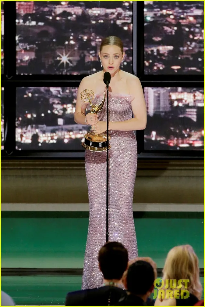 Emmy Awards 2022 gọi tên Amanda Seyfried - Ảnh 1. Emmy Awards 2022 gọi tên Amanda Seyfried - Ảnh 1.
