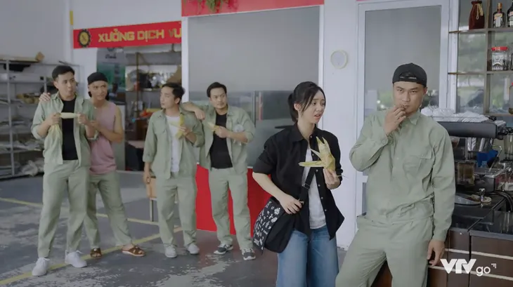 Ga-ra hạnh phúc - Tập 16: Chia tay trả lại quà, Quân cuốn gói ra đi cùng Cẩm Khê - Ảnh 1. Ga-ra hạnh phúc - Tập 16: Chia tay trả lại quà, Quân cuốn gói ra đi cùng Cẩm Khê - Ảnh 1.