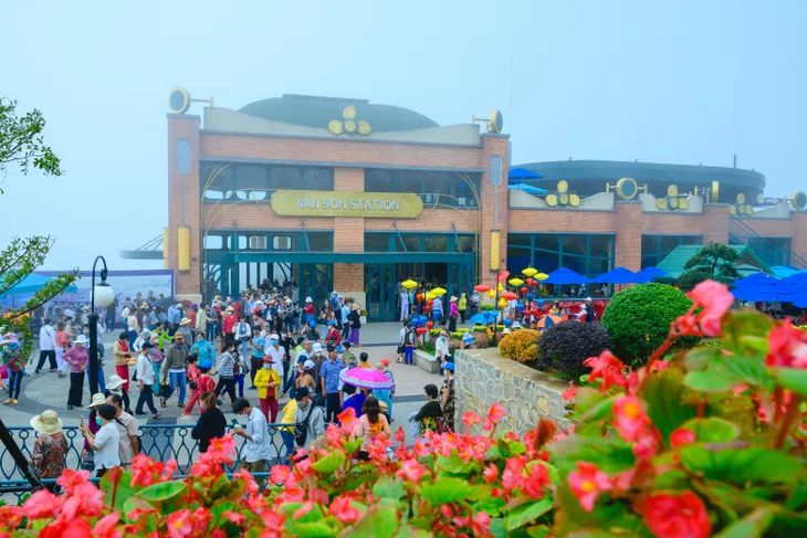 Núi Bà Đen thu hút hàng chục nghìn khách du lịch dịp Trung thu - Ảnh 1. Núi Bà Đen thu hút hàng chục nghìn khách du lịch dịp Trung thu - Ảnh 1.