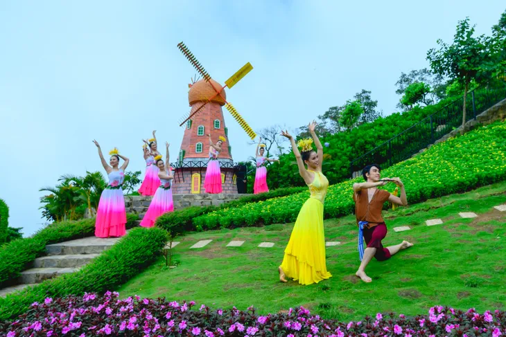 Núi Bà Đen thu hút hàng chục nghìn khách du lịch dịp Trung thu - Ảnh 5. Núi Bà Đen thu hút hàng chục nghìn khách du lịch dịp Trung thu - Ảnh 5.