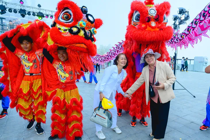 Núi Bà Đen thu hút hàng chục nghìn khách du lịch dịp Trung thu - Ảnh 2. Núi Bà Đen thu hút hàng chục nghìn khách du lịch dịp Trung thu - Ảnh 2.