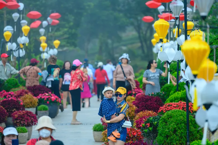 Núi Bà Đen thu hút hàng chục nghìn khách du lịch dịp Trung thu - Ảnh 3. Núi Bà Đen thu hút hàng chục nghìn khách du lịch dịp Trung thu - Ảnh 3.