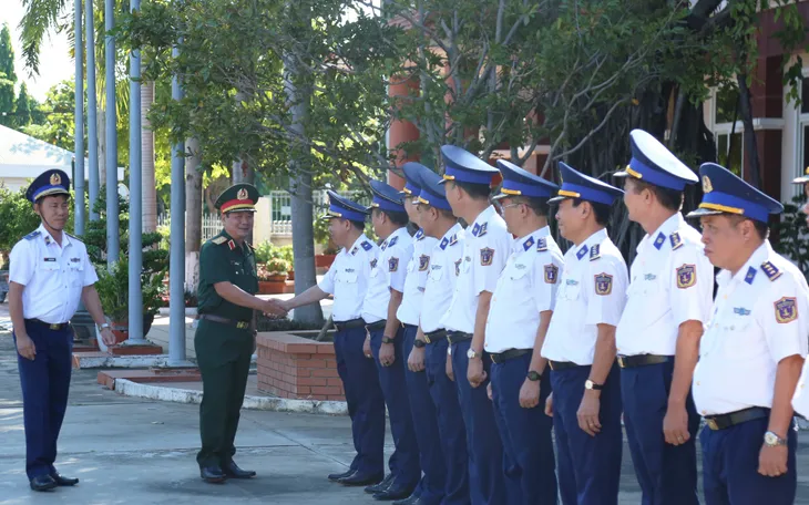 Cảnh sát biển phải là điểm tựa vững chắc cho ngư dân - Ảnh 2. Cảnh sát biển phải là điểm tựa vững chắc cho ngư dân - Ảnh 2.