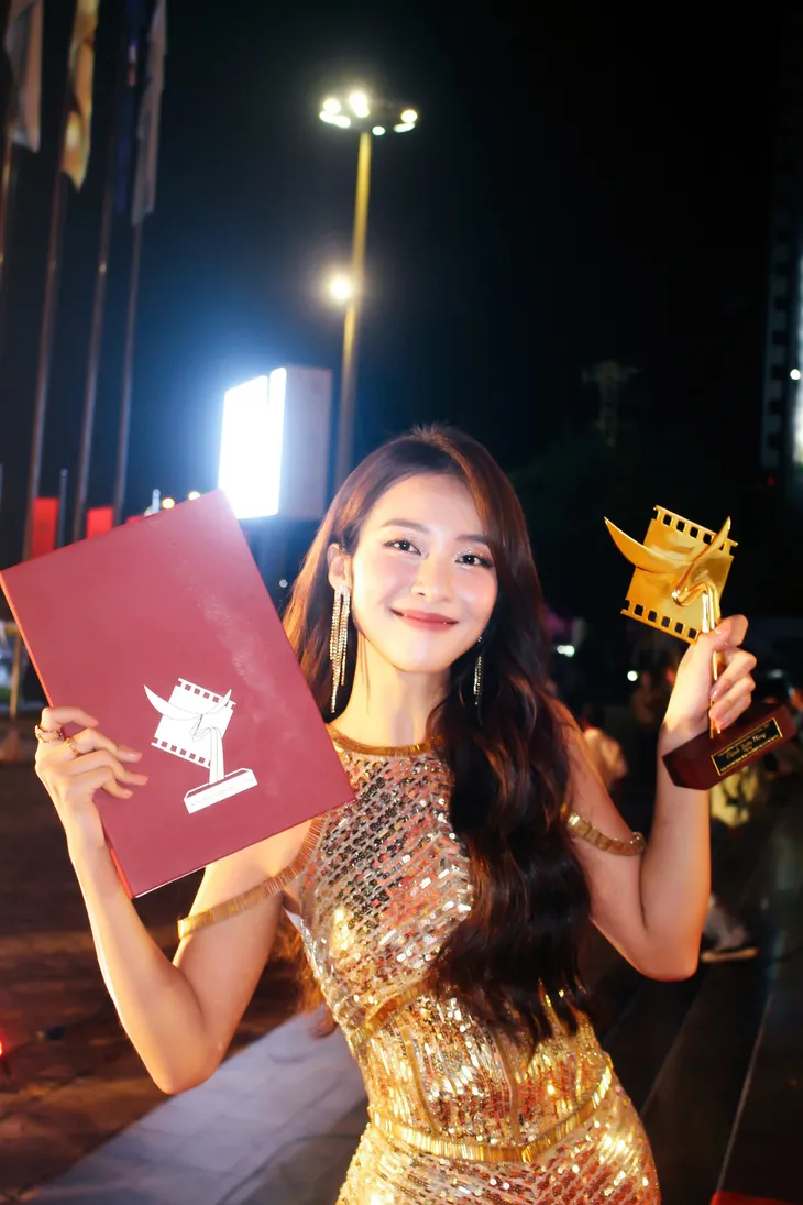 Những cặp đôi hot của phim truyền hình sánh bước tại Cánh diều 2021 - Ảnh 11.