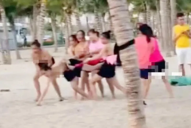 Lại xuất hiện hình ảnh nhóm chơi team building có hành động phản cảm - Ảnh 1. Lại xuất hiện hình ảnh nhóm chơi team building có hành động phản cảm - Ảnh 1.